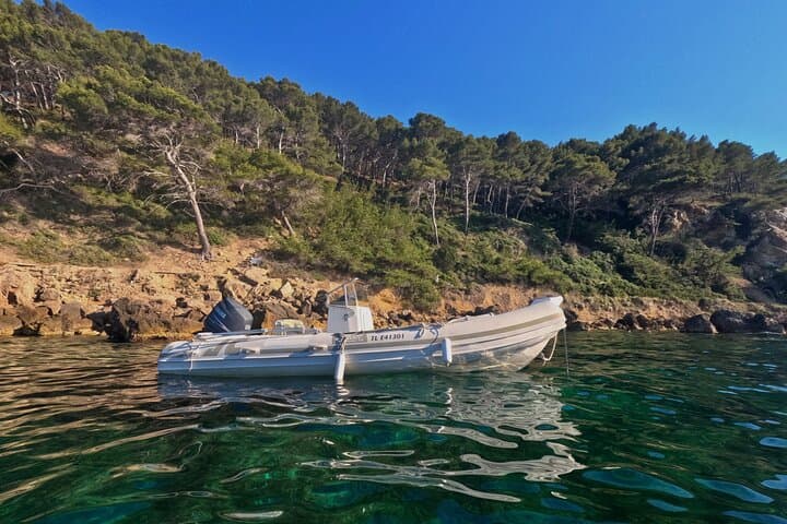 DE From the sea, contemplate your boat in the middle of the crystal clear water and the ENtire coastline in the background in La Madrague.