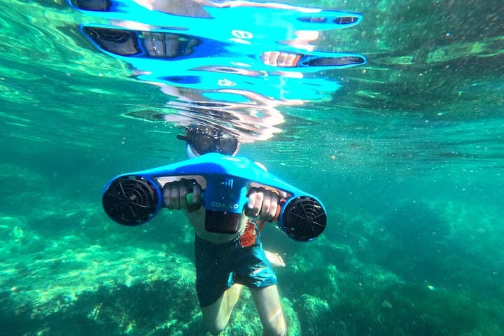 Try the optional EN 20€ water thruster for unique sensations and a fun time during your outing.
