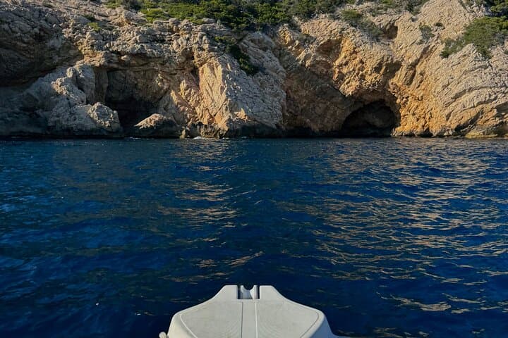 Get close to the natural caves in Port d’Alon and let yourself be surprised by the secret nooks and crannies you will explore during your day.