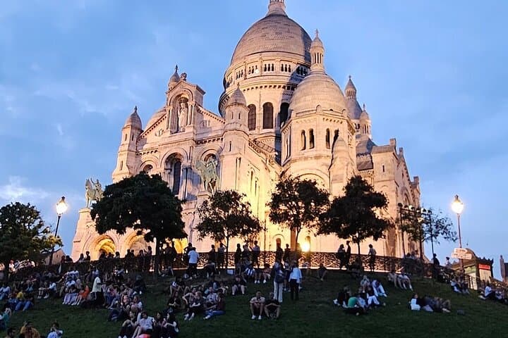 Sacre Coeur Basilica and Montmartre Small Group Guided Tour