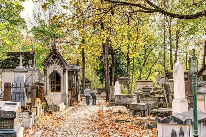 Paris: Graves of the Famous Private Guided walking tour