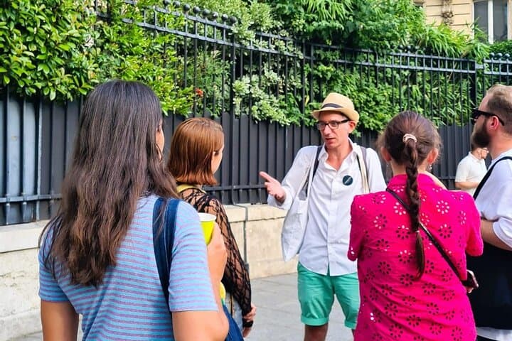 Small group tour means the chance to make friends in Paris! And get to know your guide - a true Parisian