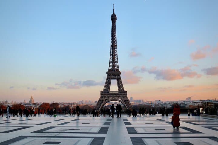 Paris Highlights Tour in Montmartre, Louvre, Notre-Dame and More