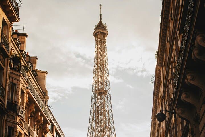 Paris Highlights Tour in Montmartre, Louvre, Notre-Dame and More