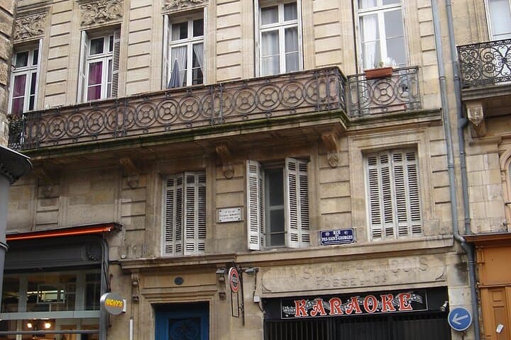 Bordeaux Famous Figures 2h Walking Tour