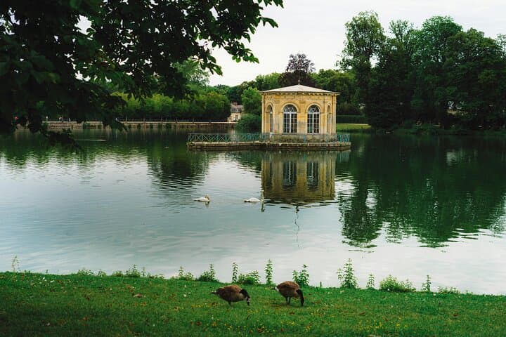 Fontainebleau Palace & Town Day Tour from Paris – 8 hrs (Private)