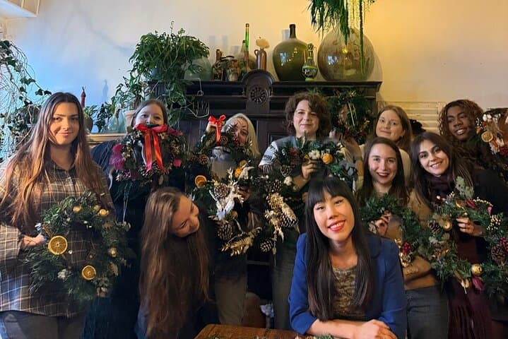 Creat your everlasting Christmas wreath with hot drink