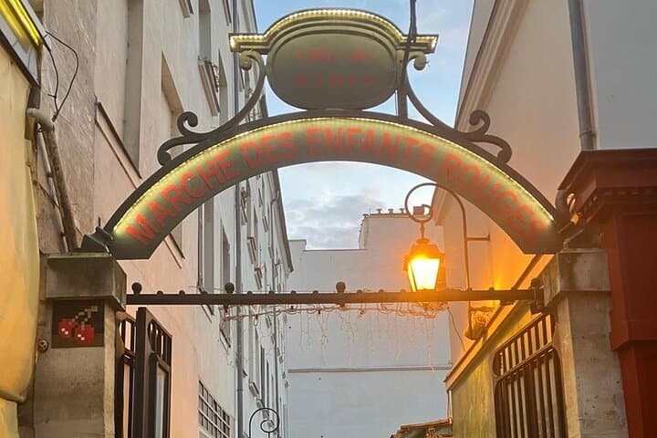 Paris Le Marais District Guided Walking Tour with small Tastings
