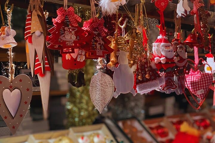 The chalets DE la Place DE la Cathédrale offer decorations and Alsatian crafts. We will discover a famous local potter offering his magnificent traditional pottery.