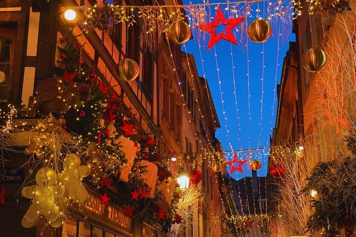 Rue DEs Orfèvres: One of the most spectacular in Strasbourg with its decorations. Despite the crowds, this magical street is a must to admire the illuminated signs.