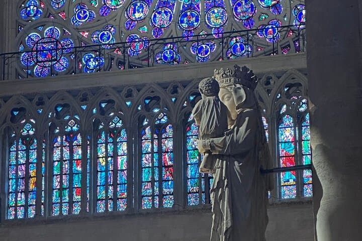 Paris Notre-Dame Cathedral Inside Guided Tour plus Neighborhood
