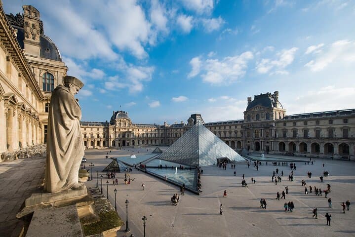 Mona Lisa and Venus de Milo Access with Host in Louvre Museum