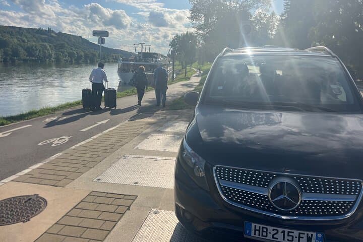 Private Transfer from Paris to Bruges with Multilingual Driver