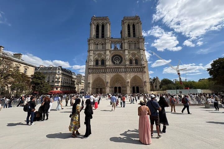 Notre Dame Cathedral Guided Tour with Skip The Line Entry