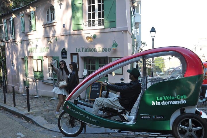 Private Guided Bike Tour EN Cab in Paris: Le Emily