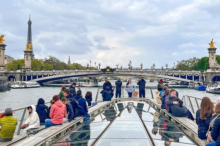 Seine River 1-Hour Sightseeing Cruise from the Eiffel Tower