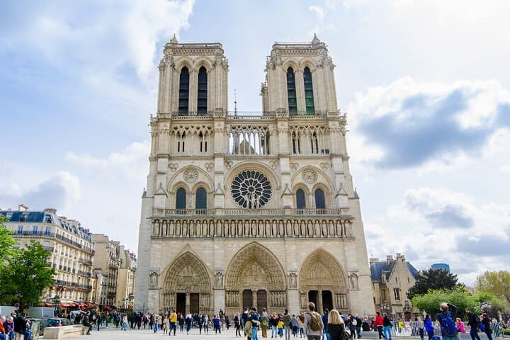 Discover the stories and secrets of Notre-Dame with your expert local guide.