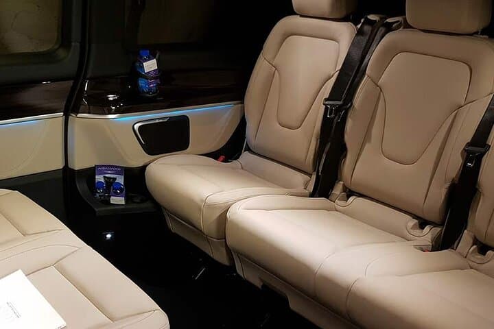 Arrival Transfer BIQ Airport to Biarritz City by Minivan or SUV