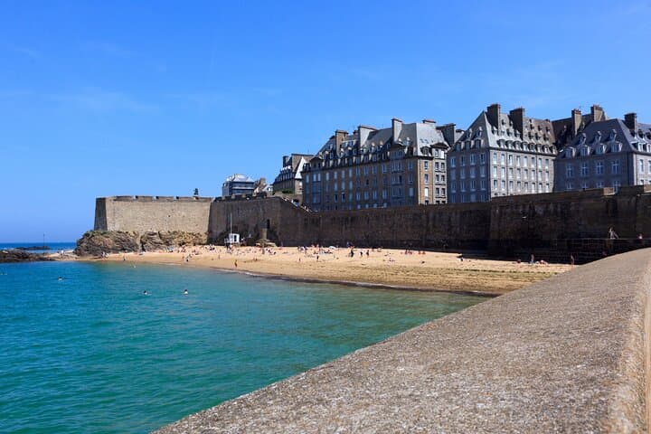 Fan Beach and Ramparts: The unique combination of Vauban architecture and the sea.