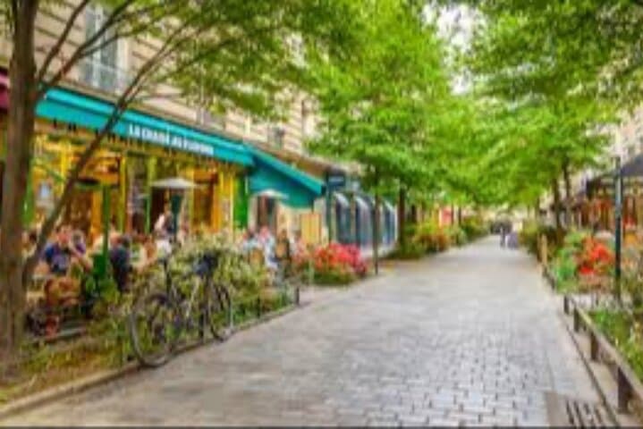 Flavors of Le Marais Guided Walking Tour with Local Tastings