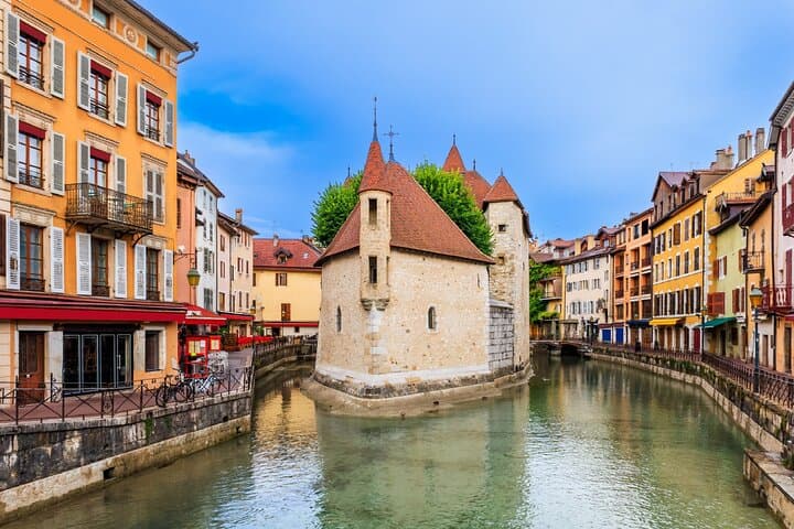 The Palace of the Island: The old medieval prison in the heart of the "Venice of the Alps".
