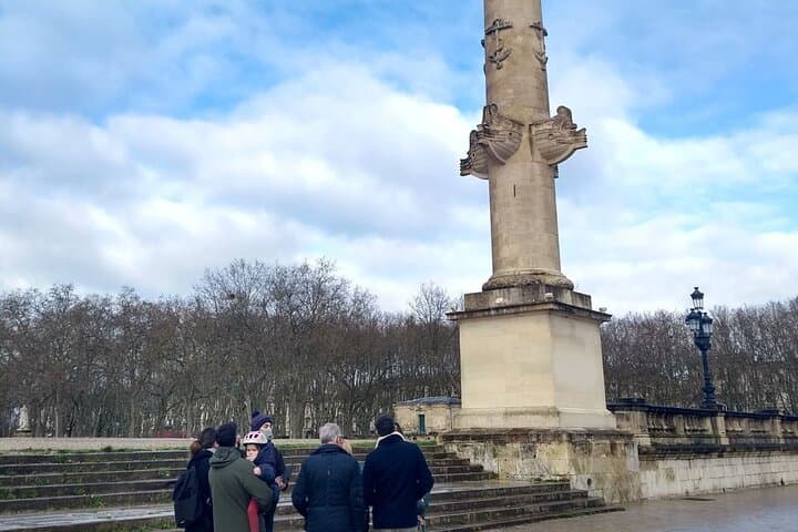 Guided tour history of the port of Bordeaux Vert Bordeaux Rostral columns