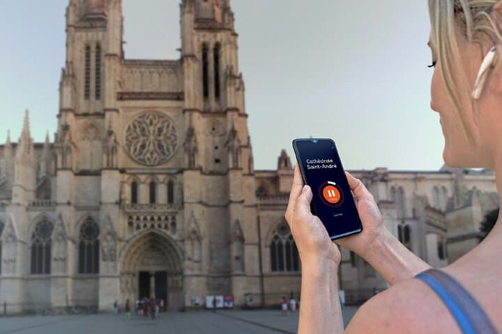 Visit Bordeaux in freedom: In front of the Cathedral of Saint Andrew, jewel of the Gothic.