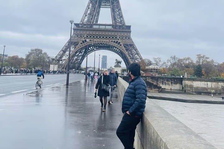 Paris: Eiffel Tower Access up to 2nd Floor by Lift with Host