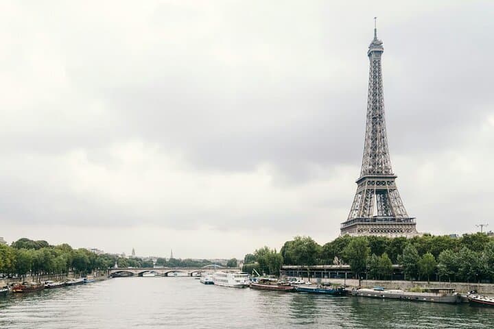Paris: Eiffel Tower Access up to 2nd Floor by Lift with Host