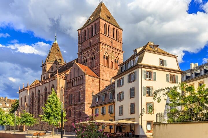 Saint Thomas Church: The "Cathedral of Alsatian Protestantism" and its unique architecture.