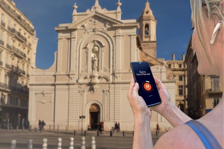 Marseilles in freedom: In front of the Church of Saint-Ferréol les Augustins, on the Quai des Belges.