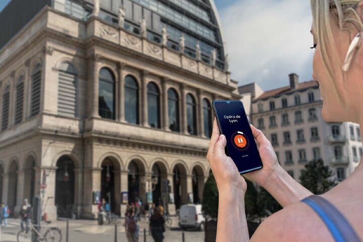 Visit of Lyon in freedom: In front of the arches of the Lyon National Opera.