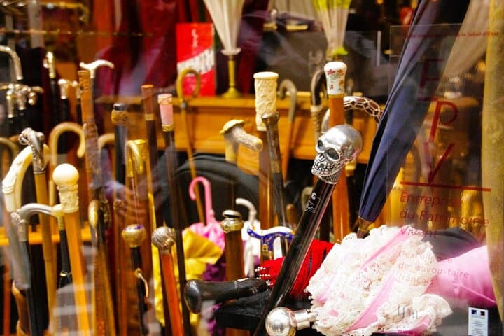 Canes and other mysterious things in Palais Royal
