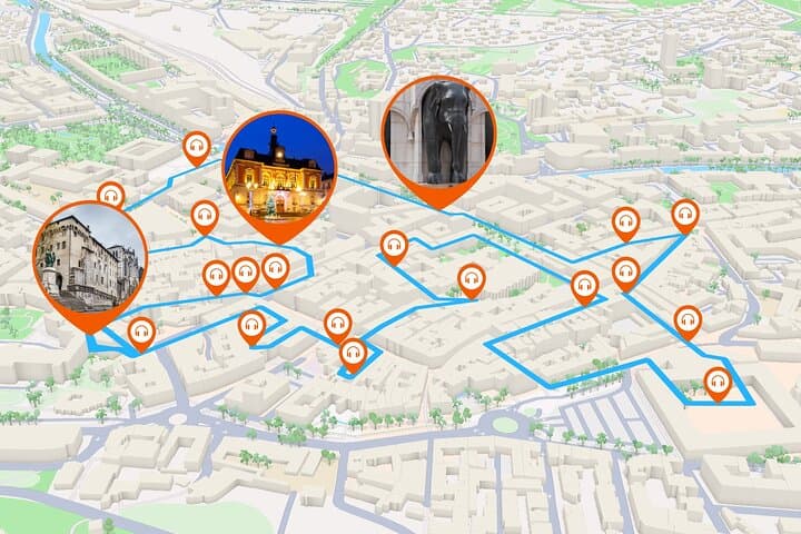 Full tour: An exploration of the alleys (traboules Savoyards) and the historic center.
