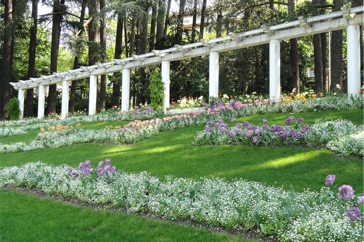 Thermal Baths Floral Park: A green walk under the pergolas of the famous Green Park.