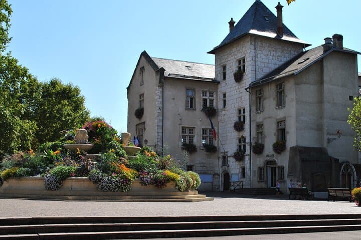City Inn (feudal castle): The old medieval castle with its square tower, in the heart of the city.