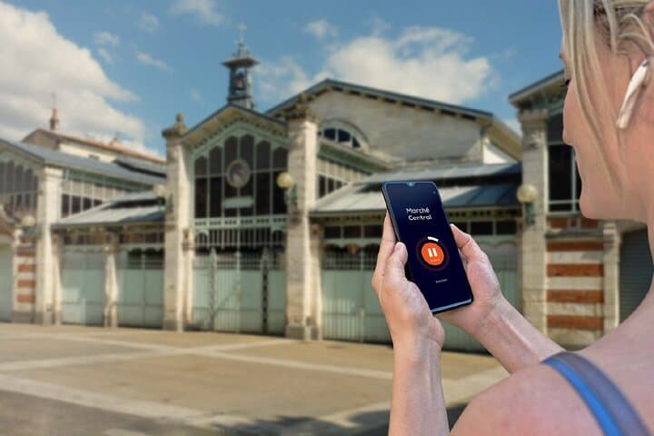 Visit of La Rochelle in freedom: In front of the 19th century Halles, the central Point of Sale for gourmets.