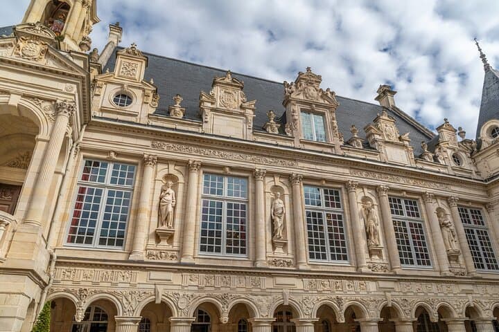 City Inn: The splendid Renaissance façade of the town hall, a recently restored historical jewel.
