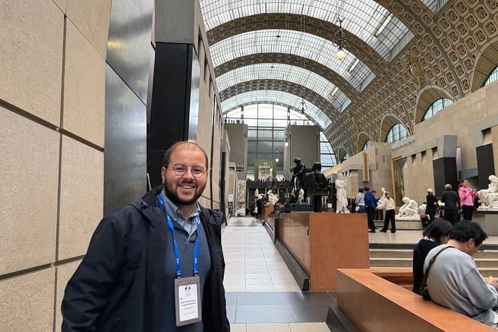 Guide smiling in Orsay's museum