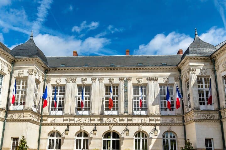 City Inn (Manoir de Derval): The elegant façade and the courtyard of the Town Hall of Nantes.