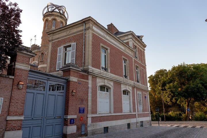 Maison de Jules Verne: The famous tower house where the writer lived, inspiration for his "Extraordinary Trips".