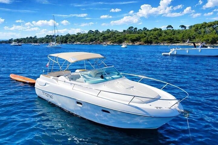 Discover the secrets of the Lérins Islands, away from the crowds.