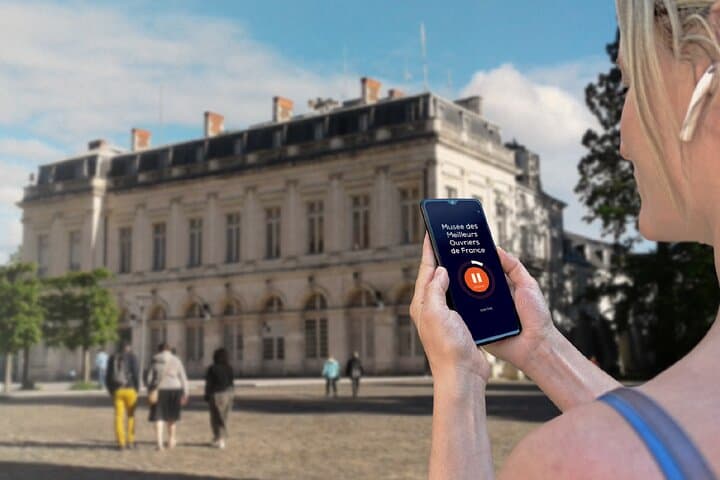 Visit of Bourges en Libre: In front of the Archbishops' Palace (City Inn), facing the gardens.