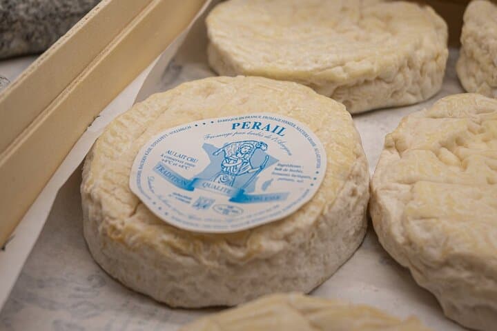 Tasting of 3 local wines accompanied by French cheeses