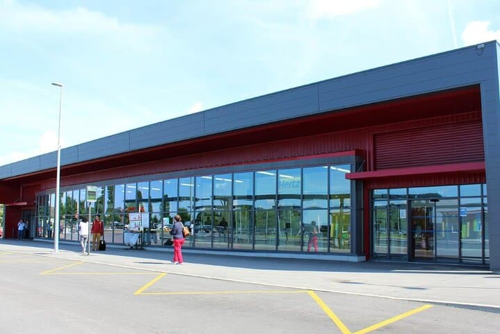 Private Arrival Transfer: Beauvais (BVA) Airport to Paris City