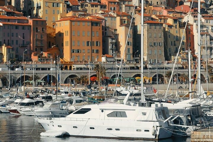 The Old Port and the Old Town: The famous "postcard" view of the cascading ochre facades.