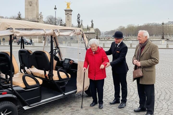 Relaxed and accessible sightseeing tour designed for seniors and reduced mobility guests.