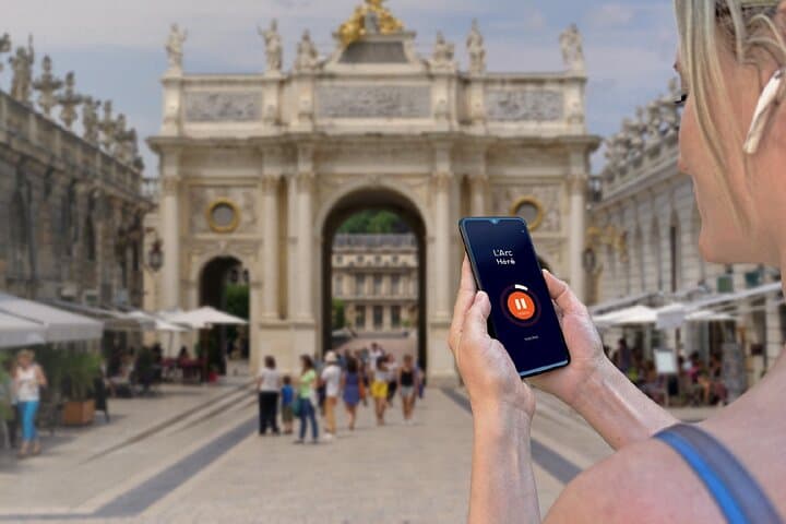 Visit Nancy in freedom: In front of the Arc Héré, the triumphant gate leading to the royal square.