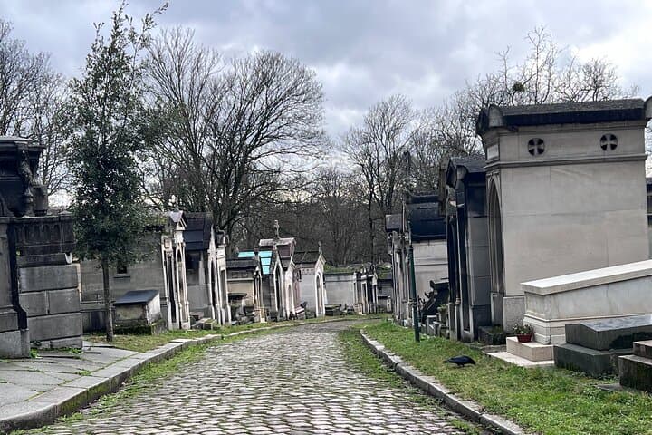 Paris: Père Lachaise Cemetery Guided Walking Tour