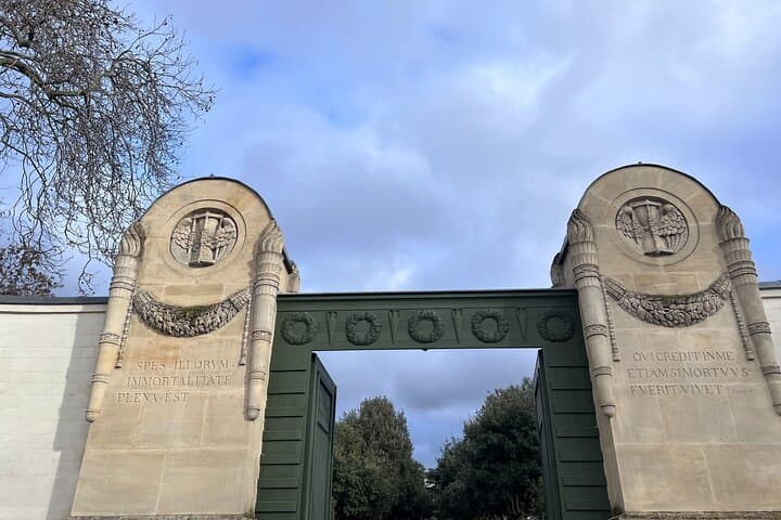 Paris: Père Lachaise Cemetery Guided Walking Tour